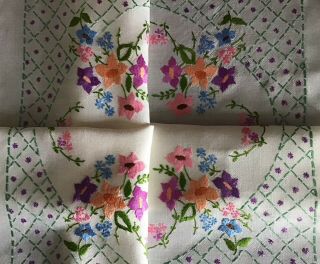 Gorgeous Vintage Hand Embroidered Tablecloth Pretty Florals/trellis Work