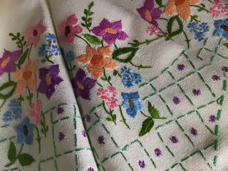 GORGEOUS VINTAGE HAND EMBROIDERED TABLECLOTH PRETTY FLORALS/TRELLIS WORK 3