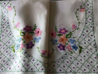 GORGEOUS VINTAGE HAND EMBROIDERED TABLECLOTH PRETTY FLORALS/TRELLIS WORK 4