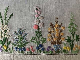 GORGEOUS VINTAGE IRISH LINEN HAND EMBROIDERED TABLECLOTH FLORAL GARDEN/LACE 2