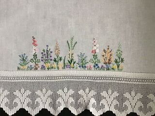 GORGEOUS VINTAGE IRISH LINEN HAND EMBROIDERED TABLECLOTH FLORAL GARDEN/LACE 6