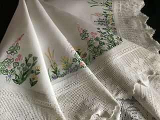 GORGEOUS VINTAGE IRISH LINEN HAND EMBROIDERED TABLECLOTH FLORAL GARDEN/LACE 7
