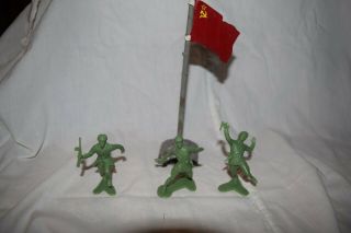 Marx Battleground Europe Russian Flag & Pole & 3 Russian Infantry Figures