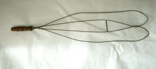 Vintage 31 Inch Wire Rug Beater With Wood Handle 2