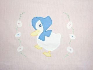 VINTAGE 2 PC CHILD ' S DOLL BED COVER & PILLOWCASE PINK WITH APPLIQUÉD DUCK & BABY 2