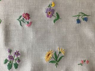 GORGEOUS VINTAGE LINEN HAND EMBROIDERED TABLECLOTH INDIVIDUAL FLORALS 2