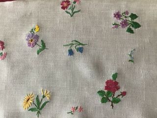 GORGEOUS VINTAGE LINEN HAND EMBROIDERED TABLECLOTH INDIVIDUAL FLORALS 3