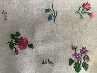 GORGEOUS VINTAGE LINEN HAND EMBROIDERED TABLECLOTH INDIVIDUAL FLORALS 4