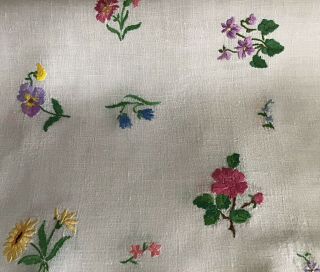 GORGEOUS VINTAGE LINEN HAND EMBROIDERED TABLECLOTH INDIVIDUAL FLORALS 5