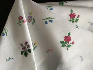 GORGEOUS VINTAGE LINEN HAND EMBROIDERED TABLECLOTH INDIVIDUAL FLORALS 6