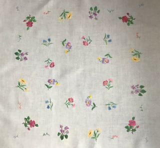 GORGEOUS VINTAGE LINEN HAND EMBROIDERED TABLECLOTH INDIVIDUAL FLORALS 7