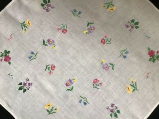 GORGEOUS VINTAGE LINEN HAND EMBROIDERED TABLECLOTH INDIVIDUAL FLORALS 8