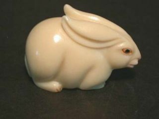 Japanese ivory color bone netsuke - A Large Rabbit with Long Ears sits quietly 5