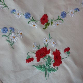 Lovely Vintage Hand Embroidered Cream Linen Tablecloth Poppies Cornflowers Vgc