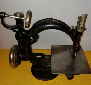 ANTIQUE VTG WILLCOX AND GIBBS SEWING MACHINE 4