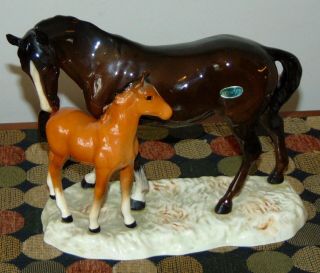 Lovely Beswick Figurine Mare & Foal Horses 1811