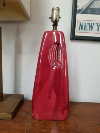VINTAGE MID CENTURY ART DECO RED/MAROON LEAVES CERAMIC ABSTRACT TABLE LAMP 2