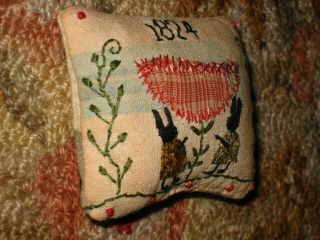 Primitive tiny Sampler Pillow 1824 TWO BLACK RABBITS Old feedsack - quilt Folk Art 3