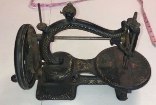 ANTIQUE EARLY HANDCRANK SEWING MACHINE Stenciled Quality Design Museum Find 7