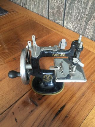 Singer Cast Iron Mini Sewing Machine Child Salesman Sample with Box 3