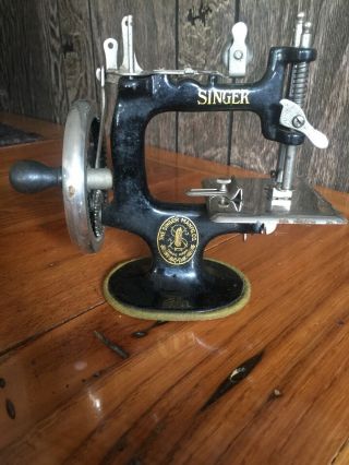 Singer Cast Iron Mini Sewing Machine Child Salesman Sample with Box 4