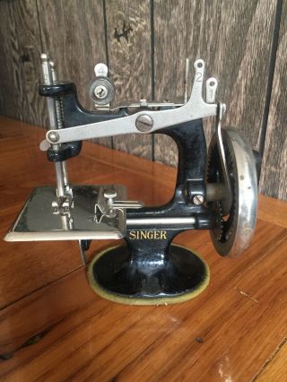 Singer Cast Iron Mini Sewing Machine Child Salesman Sample with Box 6