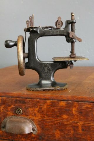 Vintage Singer Hand Crank Sewing Machine Child Toy Salesman Sample Mini Old