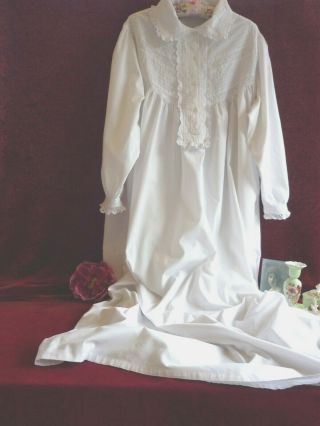 Antique/Vintage Nightgown Broderie Anglaise & Lace Trim. 3