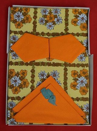 Vintage Irish Linen: - One Table Cloth & Six Napkins Set: Packed & Boxed