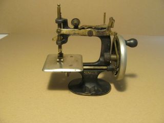 Singer 20 Hand Crank Sewing Machine /good