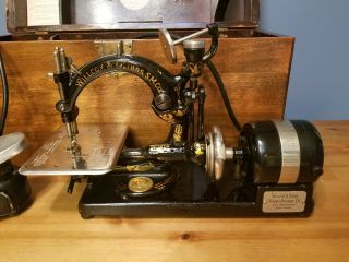 VTG OR ANTIQUE WILLCOX & GIBBS PORTABLE SEWING MACHINE W/ CASE & 3