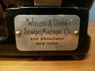 VTG OR ANTIQUE WILLCOX & GIBBS PORTABLE SEWING MACHINE W/ CASE & 4