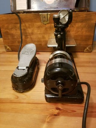 VTG OR ANTIQUE WILLCOX & GIBBS PORTABLE SEWING MACHINE W/ CASE & 6