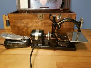 VTG OR ANTIQUE WILLCOX & GIBBS PORTABLE SEWING MACHINE W/ CASE & 7