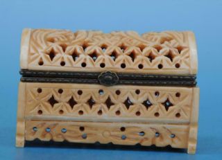 Old Chinese hand - carved horn carving hollow out jewellery box b02 4