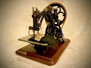 ANTIQUE VINTAGE OLD WILLCOX & GIBBS HANDCRANK SEWING MACHINE,  CIRCA 1985 4