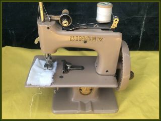 OUTSTANDING ANTIQUE SINGER MODEL 20 SEWHANDY TOY HAND CRANK SEWING MACHINE 3