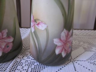 ANTIQUE I E & C CO JAPAN HAND PAINTED DAFFODILS MANTLE VASES 4