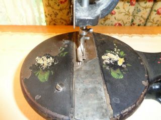 1868 ANTIQUE GOLD MEDAL SEWING MACHINE CO.  CAST IRON SEWING MACHINE - TOLE FLOWERS 3