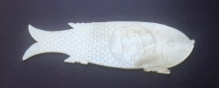 FINE ANTIQUE CHINESE MOTHER OF PEARL LUCKY FISH GAMING COUNTER CHIP MARKER 2
