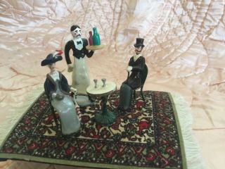 VINTAGE LEAD METAL TOY FIGURES PARIS BISTRO SCENE WAITER COUPLE AT TABLE 4 pc 2