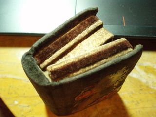 ANTIQUE VICTORIAN FORGET ME NOT VELVET NEEDLE SEWING BOOK SHAPED CASE & THIMBLE 5