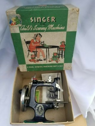 Vintage Black Hand Crank Child’s Singer Sewing Machine No.  20 - Case Minty
