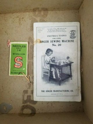 Vintage Black Hand Crank Child’s Singer Sewing Machine No.  20 - Case MINTY 2