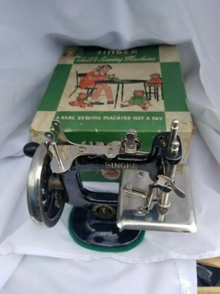 Vintage Black Hand Crank Child’s Singer Sewing Machine No.  20 - Case MINTY 3