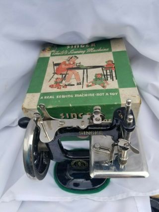 Vintage Black Hand Crank Child’s Singer Sewing Machine No.  20 - Case MINTY 4