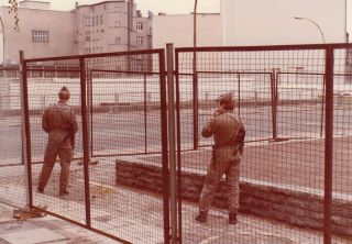 Cold War Photo 1985 West & East German Border With Gdr Guards 18