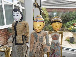 3 VINTAGE INDONESIAN WAYANG GOLEK PUPPET DOLLS HAND CARVED & PAINTED WOOD HEADS 3