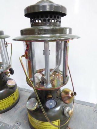 2 VINTAGE US ARMY MILITARY COLEMAN TYPE SMP GAS FIELD LANTERNS IN CASE LNIB 4