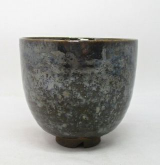 H767: Japanese pottery tea bowl with very good glaze and great MAKUZU ' s sign 3